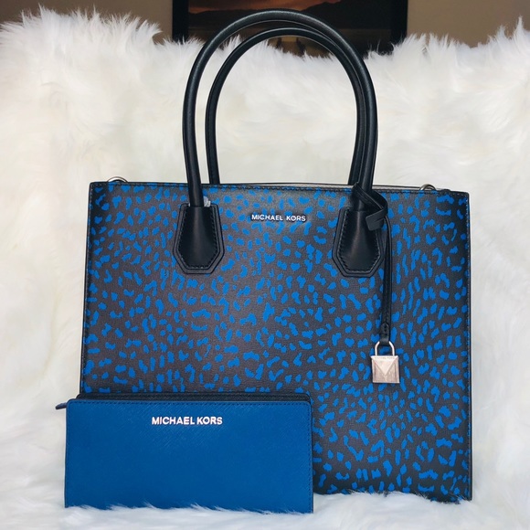 Michael Kors Handbags - Michael Kors Mercer Studio Large Tote Wallet Set